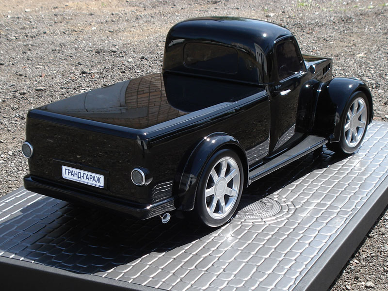 Illustration for article titled GAZ-51 Custom: Russians Make A Cadillac Escalade EXT Hot!